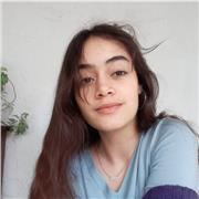 Profesora de inglés con vocación en la enseñanza para niños, joven y dedicada